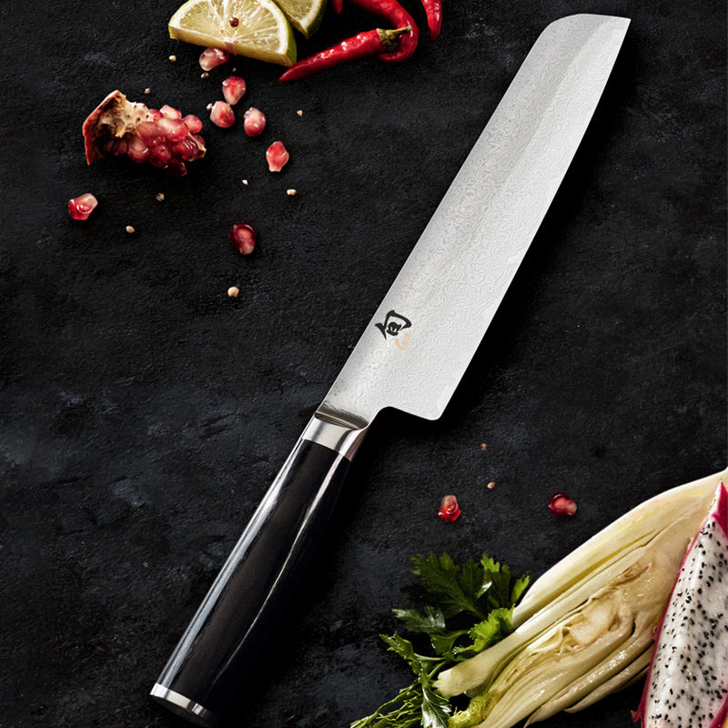 Handgefertigt in Japan: Santoku-Messer von KAI - Serie: Shun Premier Tim Mälzer MINAMO, beidseitiger Schliff, Griff aus schwarzem Pakkaholz.
Online-Shop Home-and-Kitchchen.de