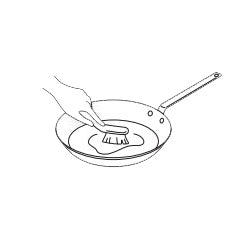 Scanpan-Pfanne nach dem Abkühlen mit Wasser und Bürste reinigen