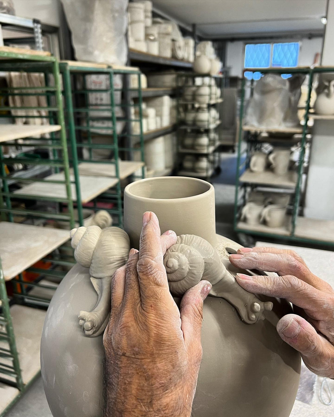 Modellierungsarbeit einer Animal-Vase in der Werkstatt von Rebirth in Italien. 