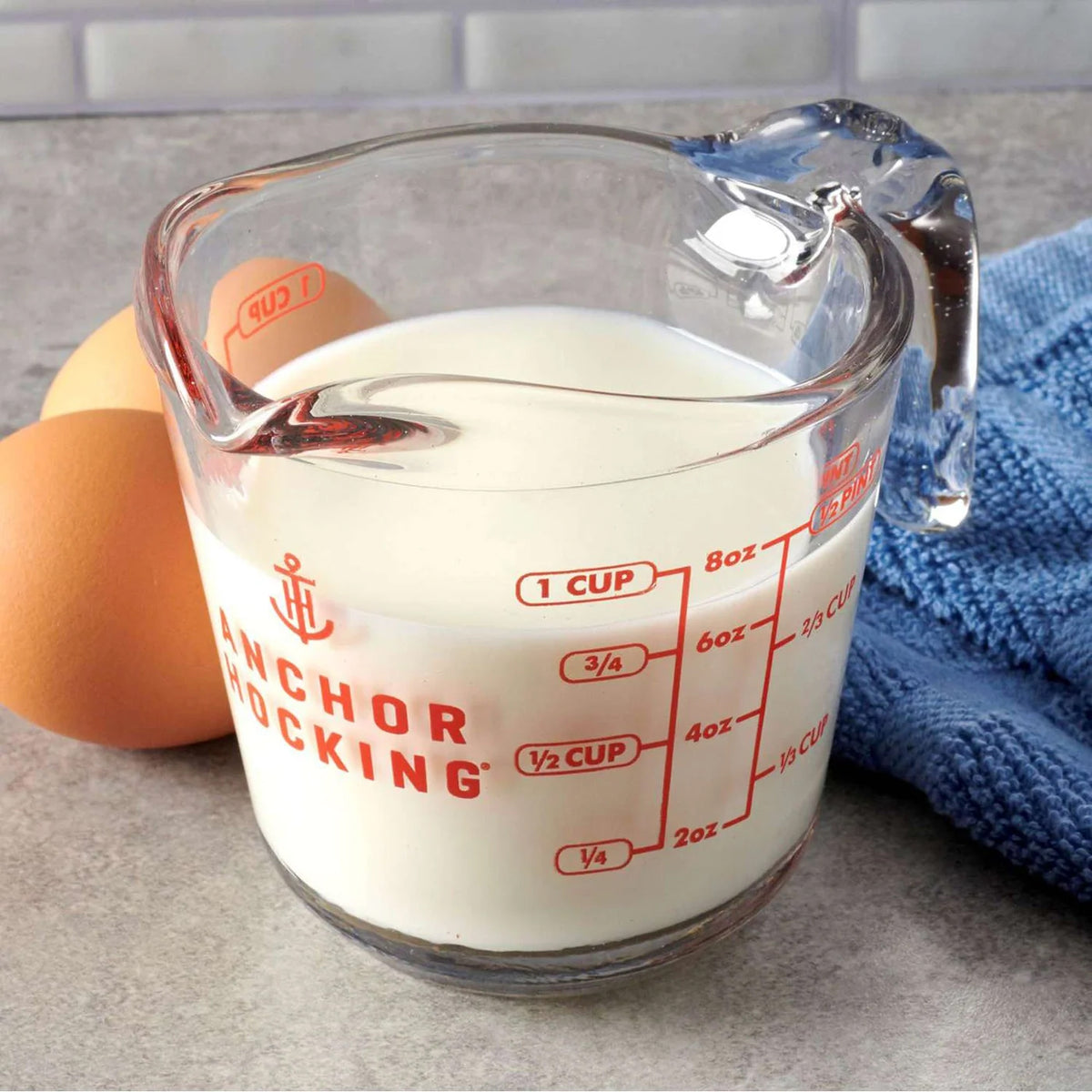 Anchor Hocking-Messbecher aus dickwandigem Borosilikatglas mit gut lesbaren Skalen in Liter und Cups, nutzbar u.a. im Ofen und im Gefrierschrank. Online-Shop Home-and-Kitchen.de