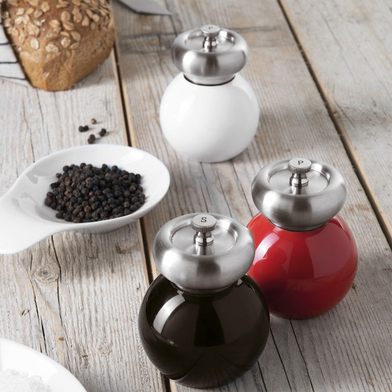 Arrangement der Arthur Krupp Salzmühlen und Pfeffermühlen in verschiedenen Farben in Acryl/Edelstahl in Kugelform im Home-and-Kitchen.de Online Shop