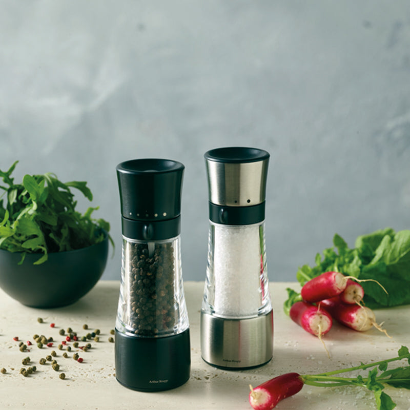 Arrangement der Arthur Krupp Pfeffermühle & Salzmühle in Edelstahl & Schwarz 18 cm im Home-and-Kitchen.de Online Shop