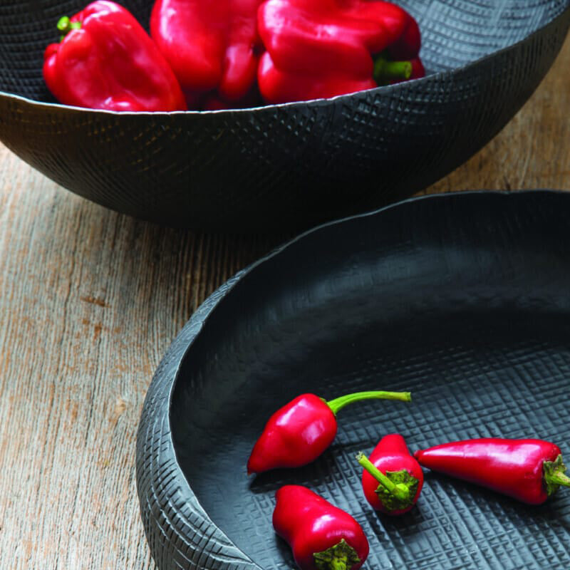 Dekobeispiel Schale Wallis, be home,   Aluminum, groß, schwarz, mit Reliefmuster im Home-and-Kitchen Online Shop