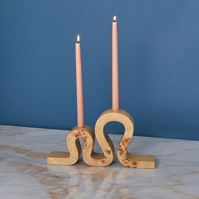 Dekobeispiel Kerzenständer Uma von Be Home, geschwungene Wellenform, Massivholz, Handarbeit, Länge 36 cm, für 2 Stabkerzen, im Home-and-Kitchen.de Online Shop