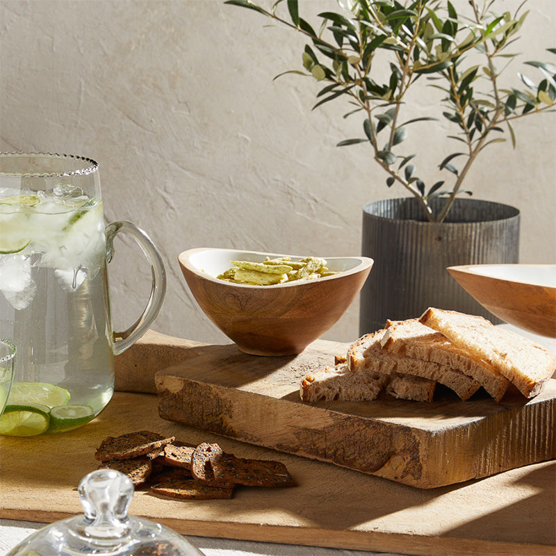 Dekobeispiel Home-and-Kitchen Online Shop, behome Schüssel Madras - Mangoholz, verschiedene Größen, innen weiß emailliert, handarbeit