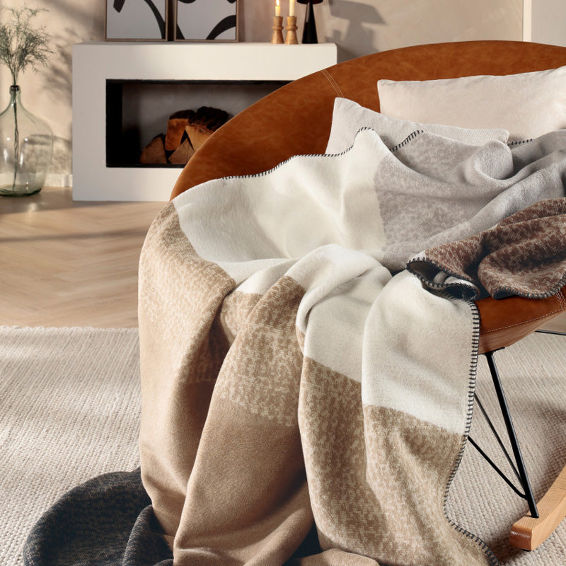 Die Farben Braun, Grau und Natur dominieren die Allrounddecke CONTURE FLOW Decke von Biederlack, hergestellt in Deutschland. Online-Shop Home-and-Kitchen.de
