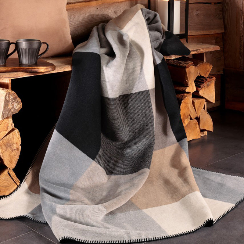 Dekobeispiel Biederlack Wohndecke Alp Square Braun Schwarz kariert im Home-and-Kitchen Online Shop