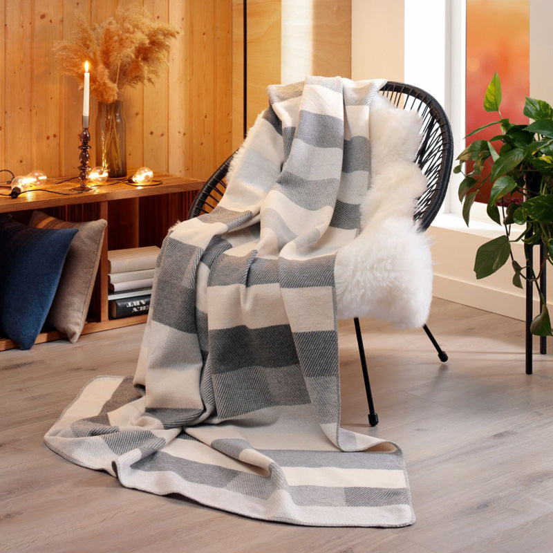 Dekobeispiel Biederlack Decke - Wohndecke Interlocked aus Recycling-Garn - 150x200, gestreift, Grau und Weiß, im Home-and-Kitchen Online Shop
