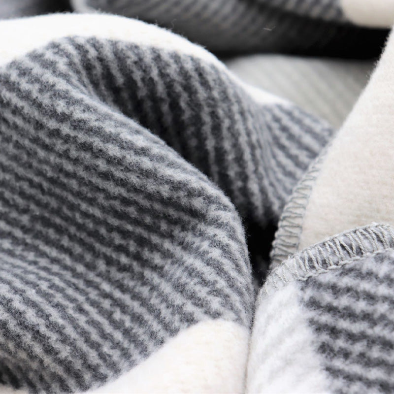 Detailansicht Biederlack Decke - Wohndecke Interlocked aus Recycling-Garn - 150x200, gestreift, Grau und Weiß, im Home-and-Kitchen Online Shop