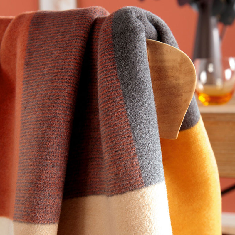 Detailansicht Biederlack Wohndeckedecke LINEAR GEOMETRICS bunt, Braun- und Beigetöne, im Home-an-Kitchen Online Shop