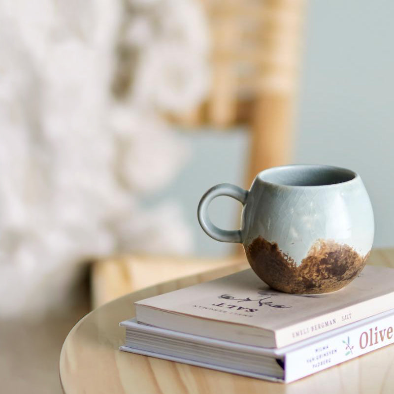 Bloomingville Kaffeebecher Tasse PAULA - braun - blau - Steingut, kugelige Form, Volumen 270 ml im Home-and-Kitchen.de Online Shop