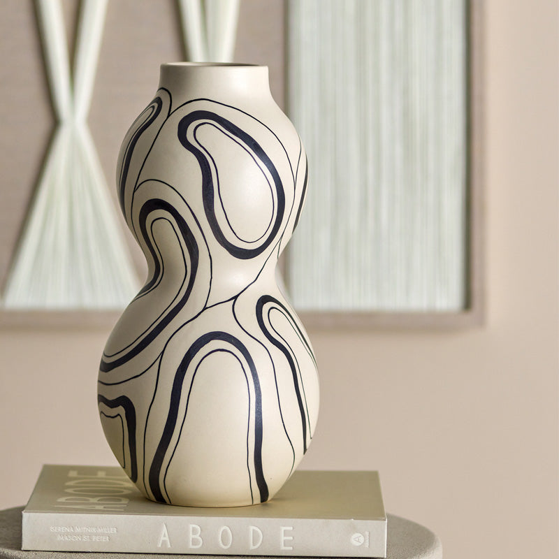 Dekobeispiel Bloomingville Vase NICOLA - Keramik / Steingut - weiß/schwarz, handbemalt, Höhe 34 cm im Home-and-Kitchen.de Online Shop
