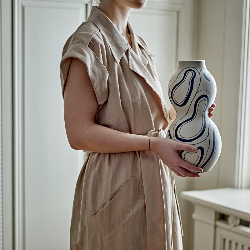Dekobeispiel Bloomingville Vase NICOLA - Keramik / Steingut - weiß/schwarz, handbemalt, Höhe 34 cm im Home-and-Kitchen.de Online Shop