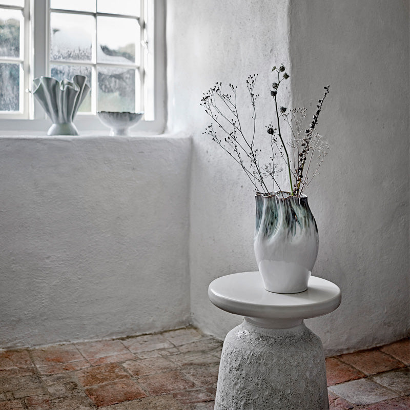 Dekobeispiel Bloomingville Vase NISHA - Keramik / Steingut - weiß/grün, 30 cm Höhe, organische Form mit Wellenrand im Home-and-Kitchen.de Online Shop