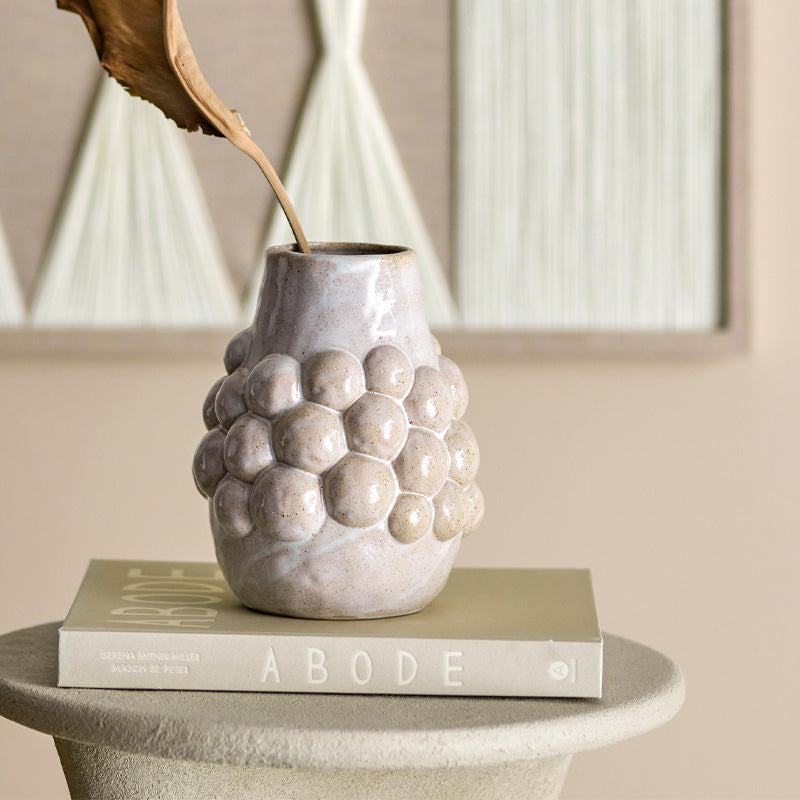 Dekobeispiel Bloomingville Vase POLDOR - Keramik/Steingut - natur/weiß, mit Blasenmuster, Höhe 19 cm im Home-and-Kitchen.de Online Shop