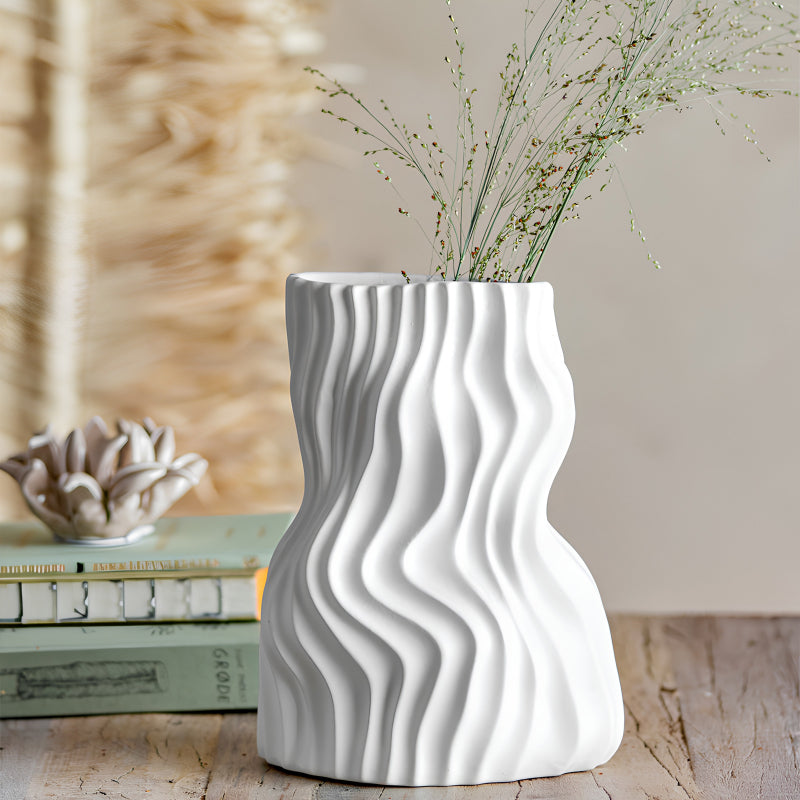 Dekobeispiel Bloomingville Vase SAHAL - Keramik - weiß, minimalistische Formgebung im Wellendesign, Höhe 25 cm im Home-and-Kitchen.de Online Shop