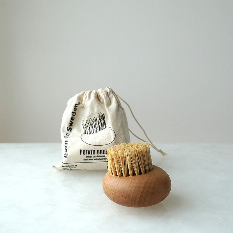 Born in Sweden Kartoffelbürste aus FSC-zertifiziertem Holz mit Borsten und Stoffbeutel, 8 cm im Home-and-Kitchen.de Online Shop