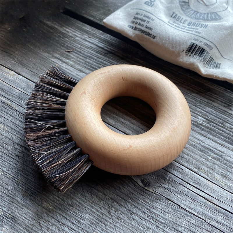 Dekobeispiel mit Geschenkbeute Born in Sweden Tischbürste aus Holz und Pferdehaar, FSC-zertifizierte Buche, 10 cm, im Home-and-Kitchen.de Online Shop