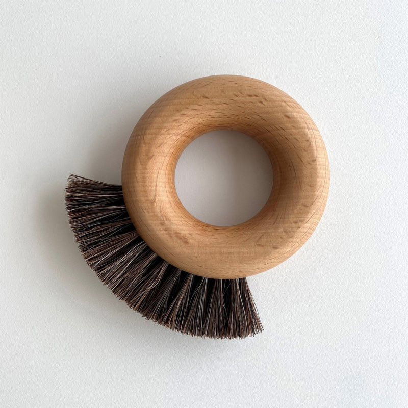 Detailaufnahme Born in Sweden Tischbürste aus Holz und Pferdehaar, FSC-zertifizierte Buche, 10 cm, im Home-and-Kitchen.de Online Shop