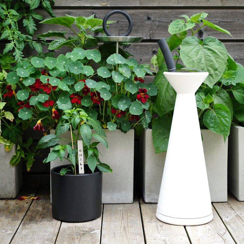 Dekobeispiel Born in Sweden, Garten- oder Balkongießkanne, schwarz, Höhe 55 cm, Volumen 7,5 Liter mit Brause im Home-and-Kitchen.de Online Shop