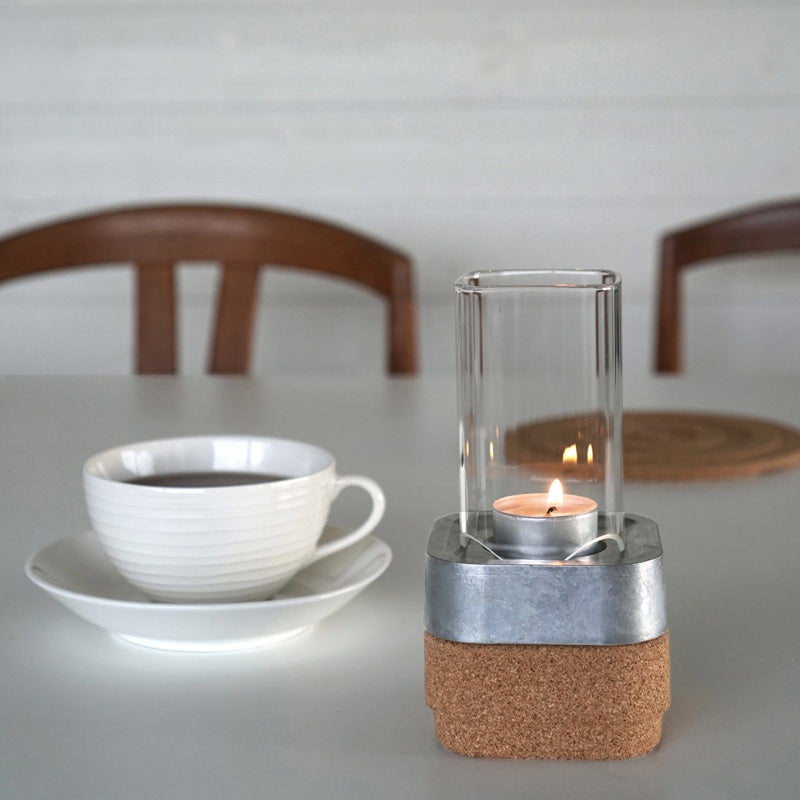 Dekobeispiel Born in Sweden, Windlicht Ettan-Stumpastaken  mit Korkschale und Glas, 19 cm Höhe, recyceltes Aluminium im Home-and-Kitchen.de Online Shop