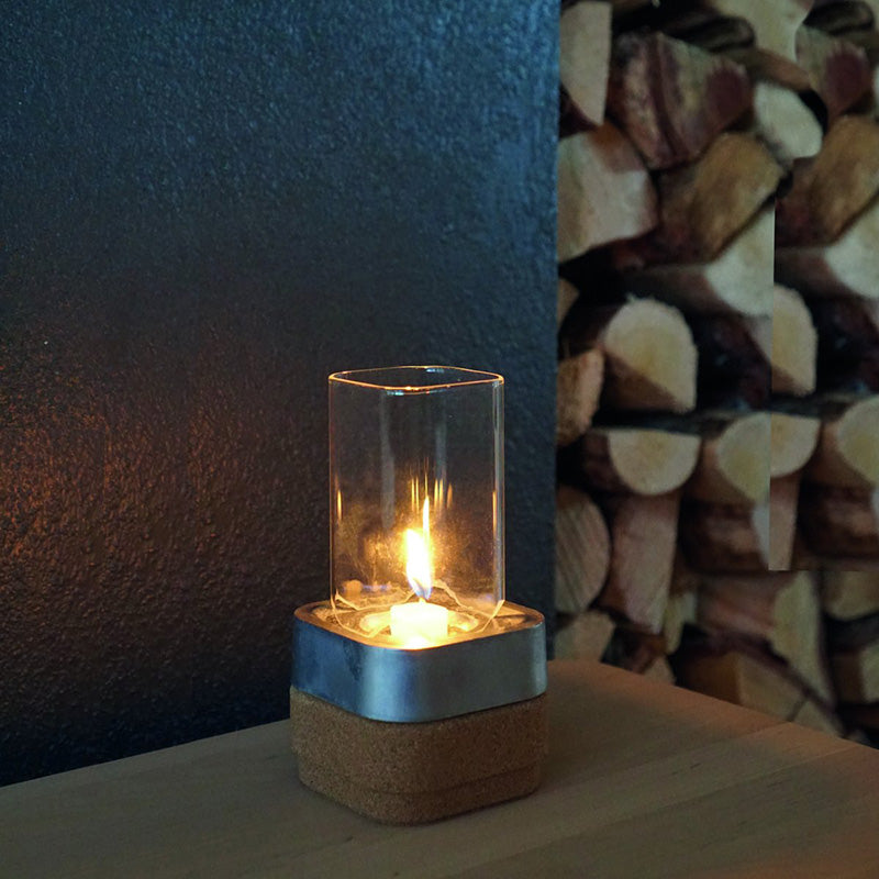 Dekobeispiel Born in Sweden, Windlicht Ettan-Stumpastaken  mit Korkschale und Glas, 19 cm Höhe, recyceltes Aluminium im Home-and-Kitchen.de Online Shop