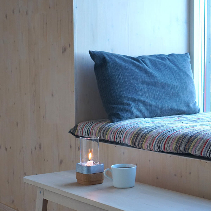 Dekobeispiel Born in Sweden, Windlicht Ettan-Stumpastaken  mit Korkschale und Glas, 19 cm Höhe, recyceltes Aluminium im Home-and-Kitchen.de Online Shop