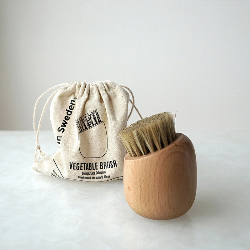 Born in Sweden Gemüsebürste aus FSC-zertifiziertem Holz im Stoffbeutel mit natürlichen Borsten, 9 cm im Home-and-Kitchen.de Online Shop