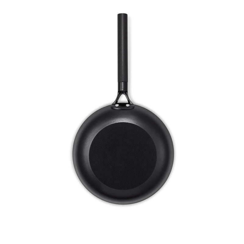 Sicht von unten auf die Brabantia Bratpfanne 24 cm aus recyceltem Eisen mit PFAS-freier Keramikbeschichtung - schwarz im Home & Kitchen Online-Shop