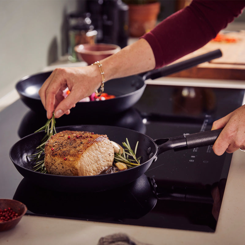 Serviervorschlag Brabantia Bratpfanne aus recyceltem Eisen mit PFAS-freier Keramikbeschichtung - schwarz im Home & Kitchen Online-Shop