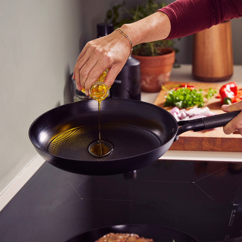 Brabantia Bratpfanne 24 cm aus recyceltem Eisen mit PFAS-freier Keramikbeschichtung - schwarz im Home & Kitchen Online-Shop