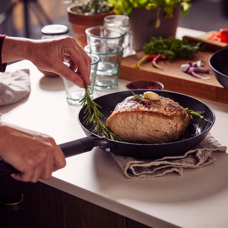 Serviervorschlag der Brabantia Bratpfanne 28 cm aus recyceltem Eisen mit PFAS-freier Keramikbeschichtung - schwarz im Home & Kitchen Online-Shop