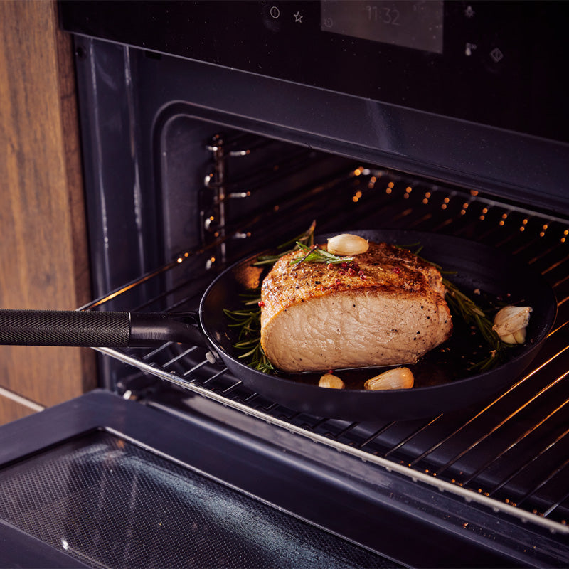 Anwendung im Backofen der Brabantia Bratpfanne 28 cm aus recyceltem Eisen mit PFAS-freier Keramikbeschichtung - schwarz im Home & Kitchen Online-Shop
