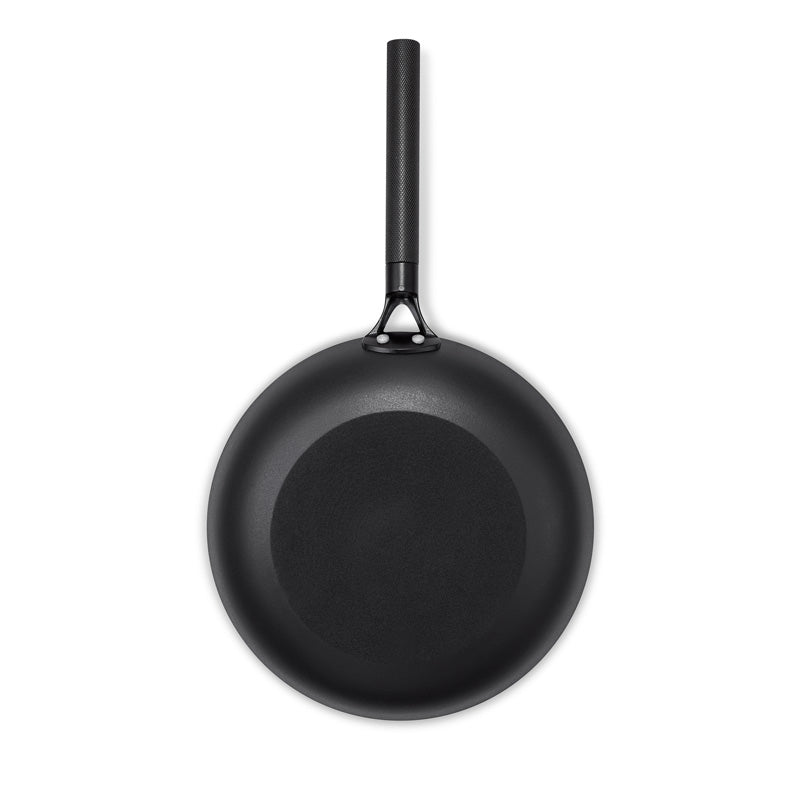 Ansicht von unten auf die Brabantia Bratpfanne 28 cm aus recyceltem Eisen mit PFAS-freier Keramikbeschichtung - schwarz im Home & Kitchen Online-Shop