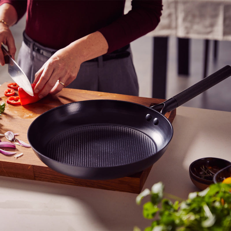 Beispiel Brabantia Bratpfanne 28 cm aus recyceltem Eisen mit PFAS-freier Keramikbeschichtung - schwarz im Home & Kitchen Online-Shop
