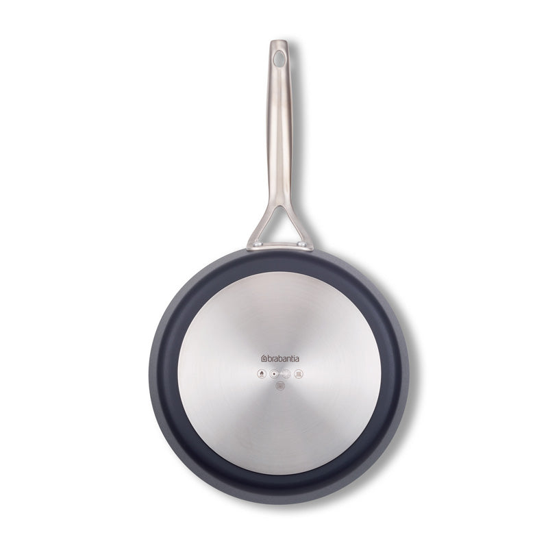 Ansicht von unten auf die Brabantia Bratpfanne 24cm aus Aluminium mit PFAS-freier Keramikbeschichtung - dunkelblau im Home & Kitchen Online-Shop