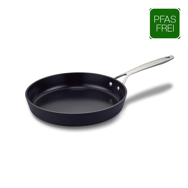 Ansicht von der Seite auf die Brabantia Bratpfanne 28 cm aus Aluminium mit PFAS-freier Keramikbeschichtung - dunkelblau im Home & Kitchen Online-Shop