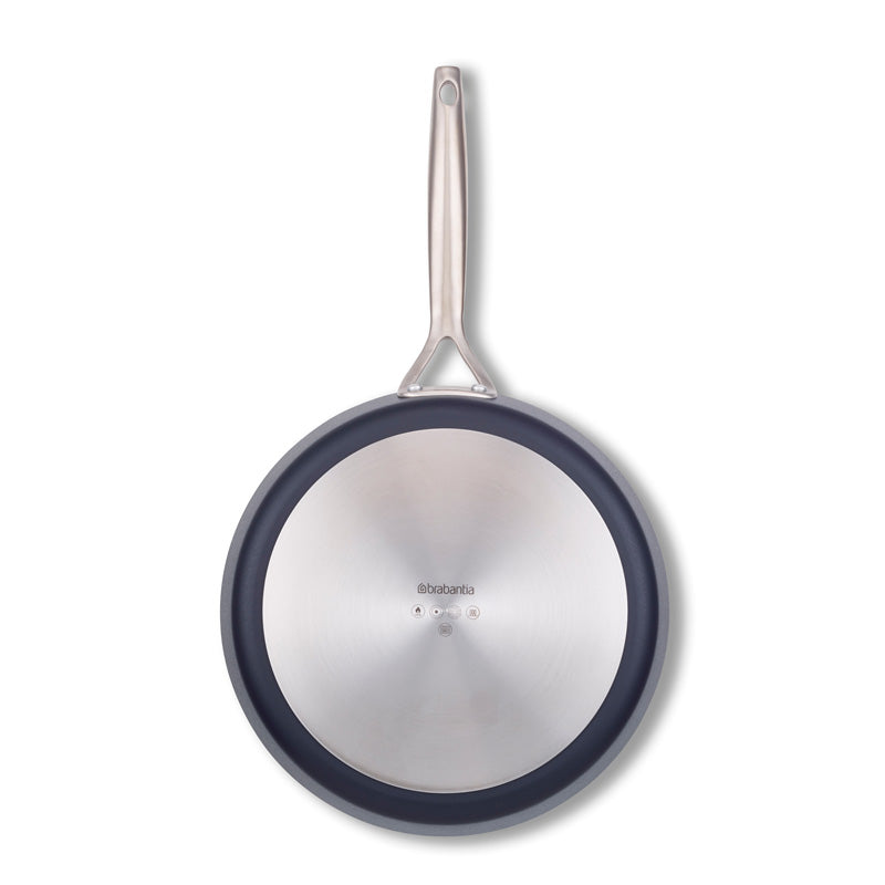 Ansicht von unten auf die Brabantia Bratpfanne 28 cm aus Aluminium mit PFAS-freier Keramikbeschichtung - dunkelblau im Home & Kitchen Online-Shop