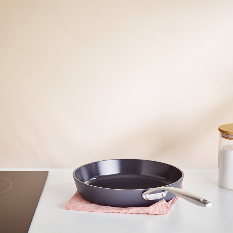 Brabantia Bratpfanne aus Aluminium mit PFAS-freier Keramikbeschichtung - dunkelblau im Home & Kitchen Online-Shop