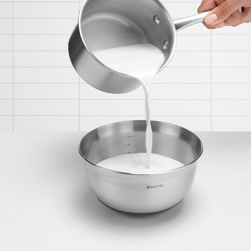 Anwendungsbeispiel mit Messskala Brabantia Edelstahl Rührschüssel PROFILE mit rutschfestem Boden - 3 l, ∅ 26 cm im Online Shop von Home & Kitchen