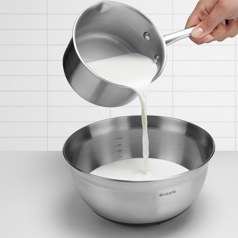Anwendungsbeispiel mit Messskala Brabantia Edelstahl Rührschüssel PROFILE mit rutschfestem Boden - 3 l, ∅ 26 cm im Online Shop von Home & Kitchen