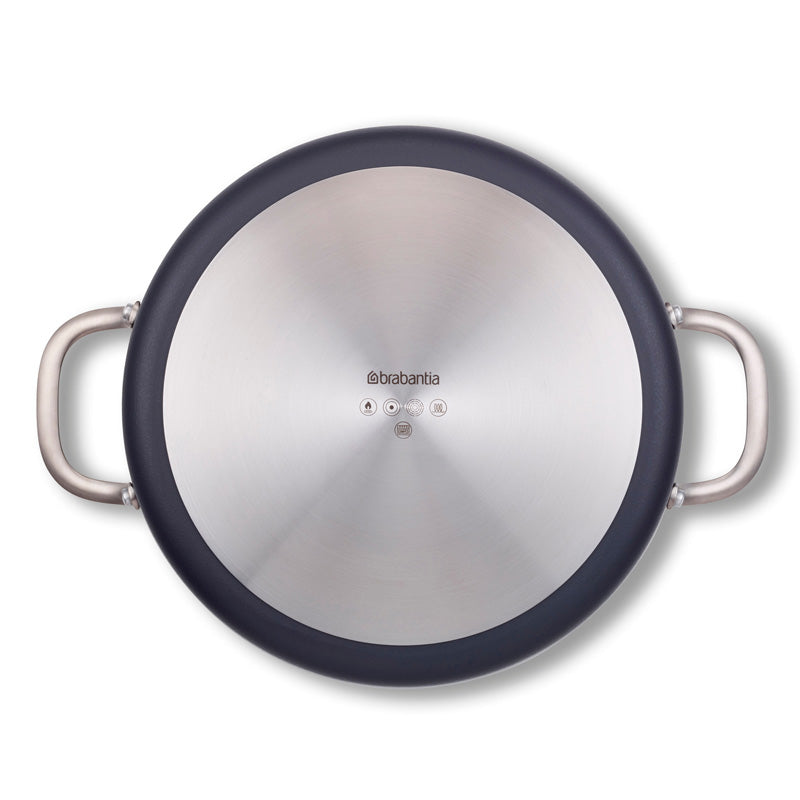 Ansicht auf den Stahlboden der Brabantia Sautierpfanne 28cm aus Aluminium mit PFAS-freier Keramikbeschichtung - dunkelblau im Home & Kitchen Online-Shop