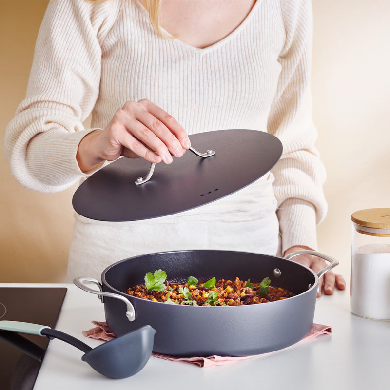 Serviervorschlag Brabantia Sautierpfanne 28cm aus Aluminium mit PFAS-freier Keramikbeschichtung - dunkelblau im Home & Kitchen Online-Shop
