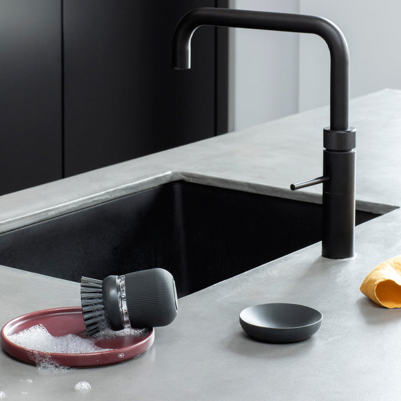 Anwendungsbeispiel Brabantia Spülbürste mit integriertem Spülmittelspender in Grau oder Anthrazit im Home & Kitchen Online-Shop