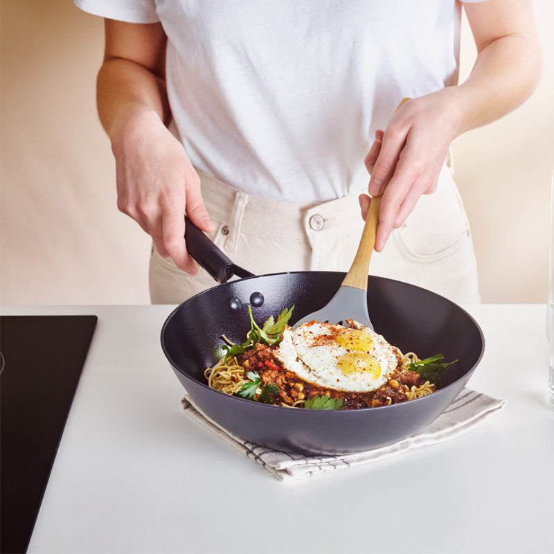 Anwendungsbeispiel Brabantia Wok 28 cm aus recyceltem Eisen mit PFAS-freier Keramikbeschichtung - schwarz im Home & Kitchen Online-Shop
