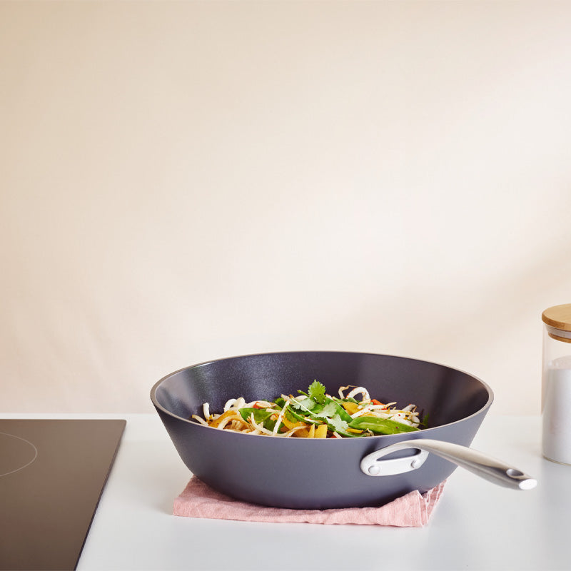 Brabantia Wok 30cm aus Aluminium mit PFAS-freier Keramikbeschichtung - dunkelblau im Home & Kitchen Online-Shop
