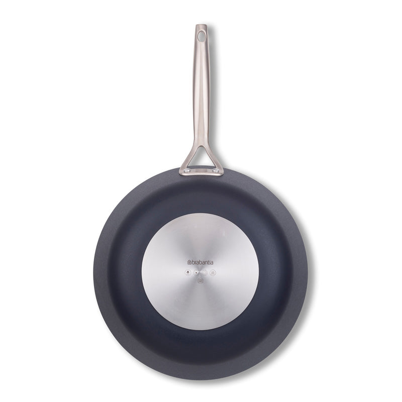 Sicht von unten auf den Brabantia Wok 30cm aus Aluminium mit PFAS-freier Keramikbeschichtung - dunkelblau im Home & Kitchen Online-Shop