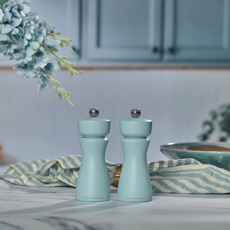 Salz- oder Pfeffermühlen Kenton von Cole & Mason in der Farbe Blue Salt (Hellblau), Höhe 15 cm