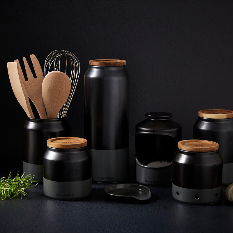 Die Serie Cole & Mason Hinxton Vorratsdosen, schwarz mit grauem Blockstreifen und Holzdeckel aus Akazienholz im Home & Kitchen Online Shop