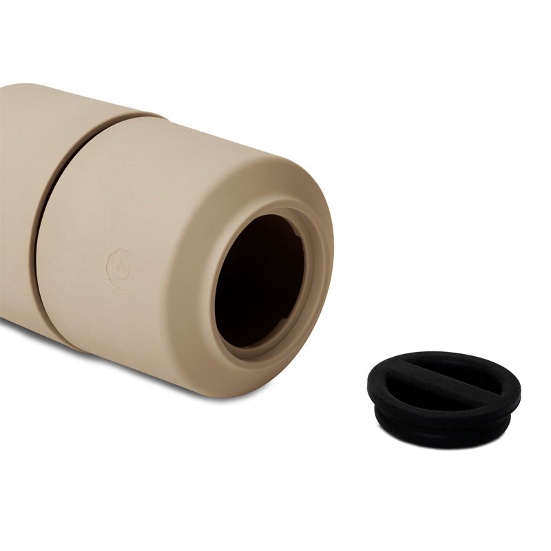 Detailansicht Einfüller CrushGrind Gewürzmühle BILLUND - Biokomposit - Garlic Beige- 12 cm, Keramikmahlwerk, hergestellt aus Biokomposit